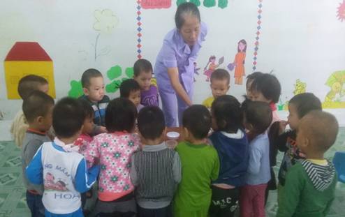 Cô giáo Lê Thị Dung và các cháu nhà trẻ 24 đến 36 tháng