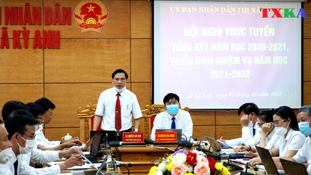 Đồng chí Nguyễn Văn Chung - UVBTV, Phó Chủ tịch UBND thị xã và đồng chí Nguyên Hữa Sum - Trưởng phòng GD&ĐT thị xã chủ trì hội nghị.