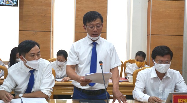 Đồng chí Võ Nguyên Hà - Phó Trưởng phòng GD&ĐT báo cáo tổng kết năm học 2020 - 2021, triển khai nhiệm vụ năm học 2021 - 2022.